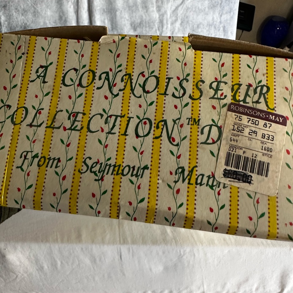 SEYMOURMANN CONNOISSEUR COLLECTION DOLL WITH STAND - Picture 4 of 15